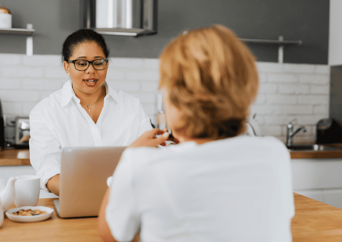 Selbstständige Coach arbeitet an ihrer Strategie