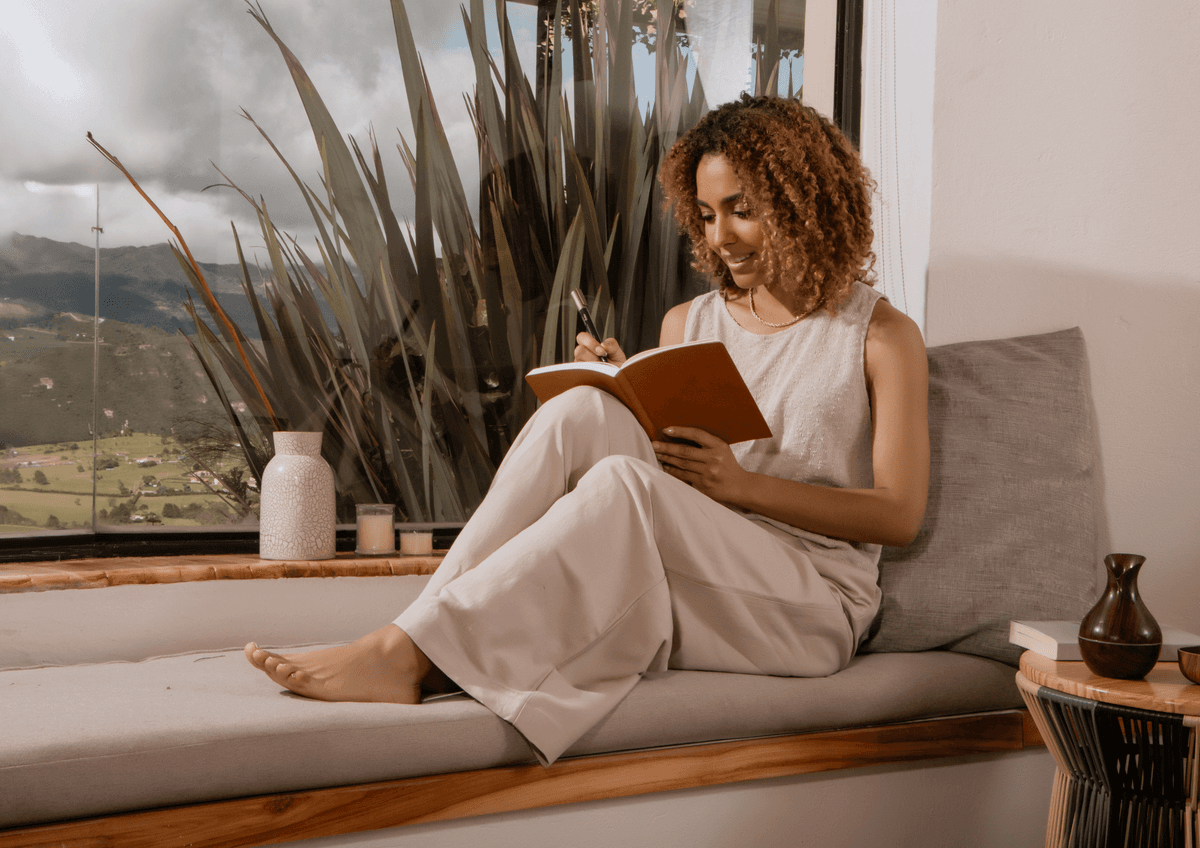 Frau schreibt in ihr Journal beim Life Coaching