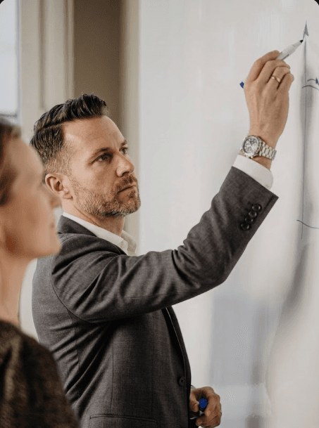 Führungskräfte besprechen Strategie im Büro
